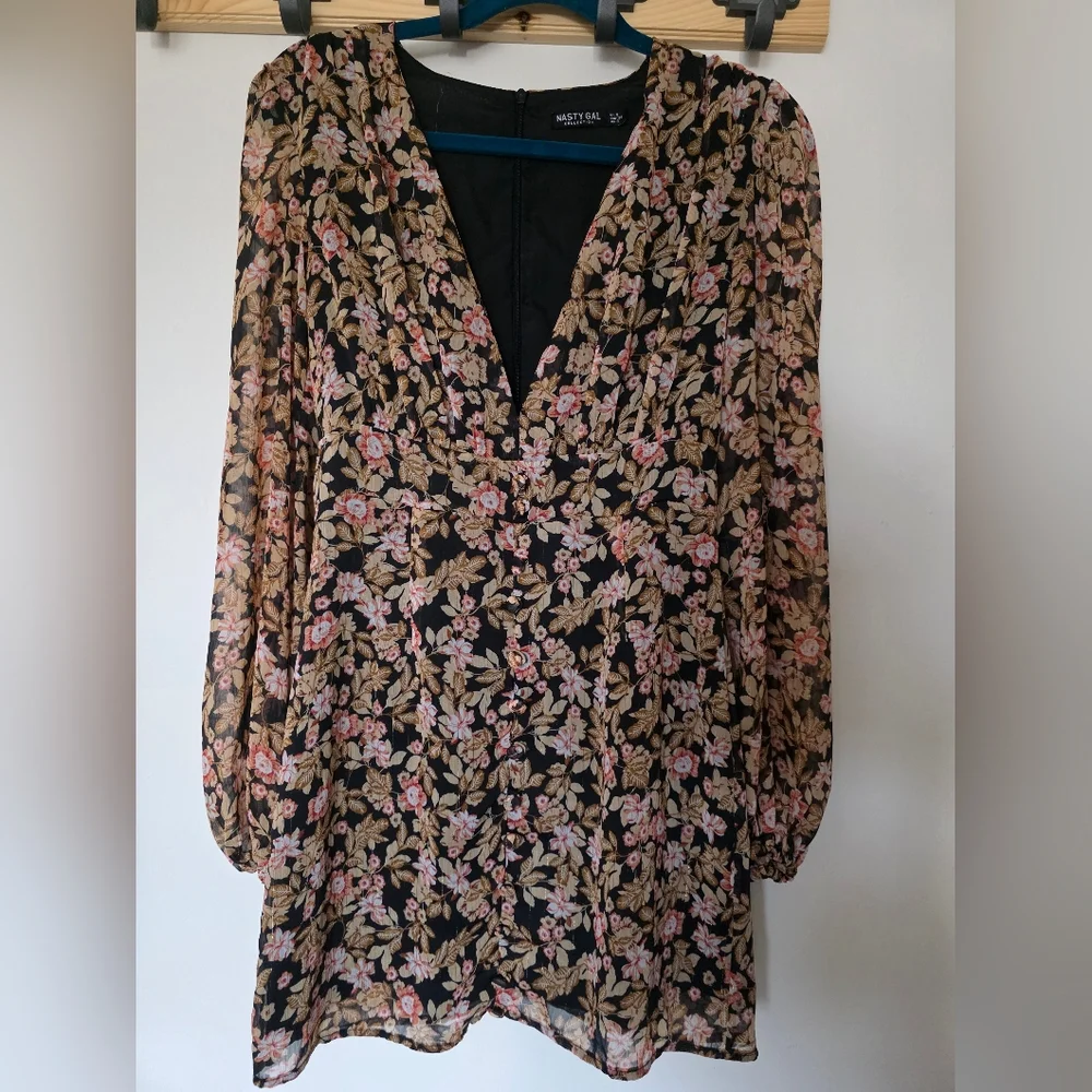 Nasty Gal Floral V-Neck Fitted Mini Dress Nothin' Bud Love Puff Sleeves Sz 4 - Picture 2 of 6